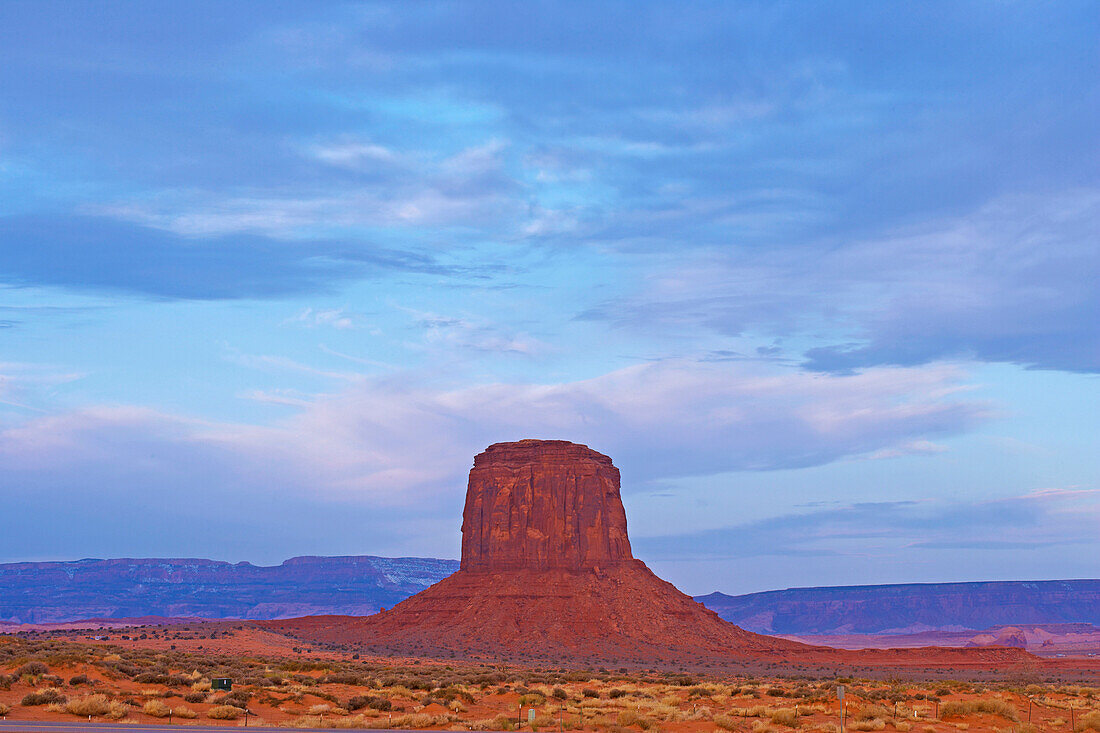 Felsformation im Monument Valley unter Wolkenhimmel, Navajo Tribal Park, Navajo Indian Reservation, Arizona, USA, Amerika