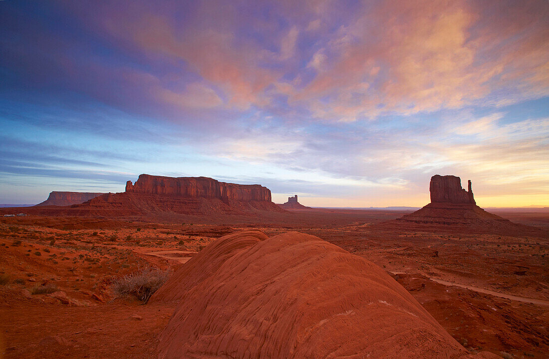 Blick auf Sentinel Mesa am Morgen, Monument Valley, Navajo Tribal Park, Navajo Indian Reservation, Arizona, USA, Amerika