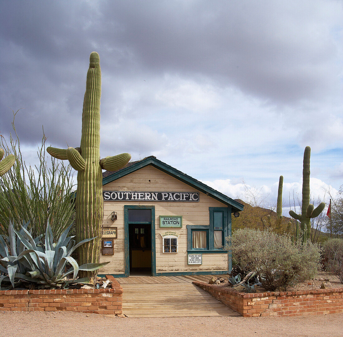 Holzhaus in einer Filmkulisse, Old Tucson Studios, Sonora Wüste, Arizona, USA, Amerika