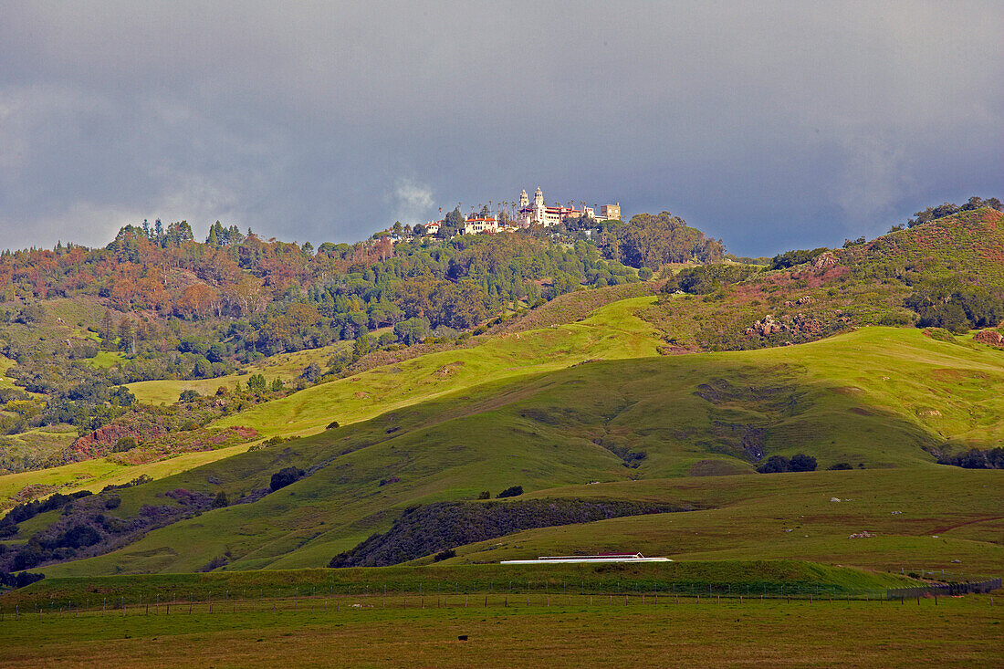 Blick auf Hearst Castle in idyllischer Hügellandschaft, Kalifornien, USA, Amerika