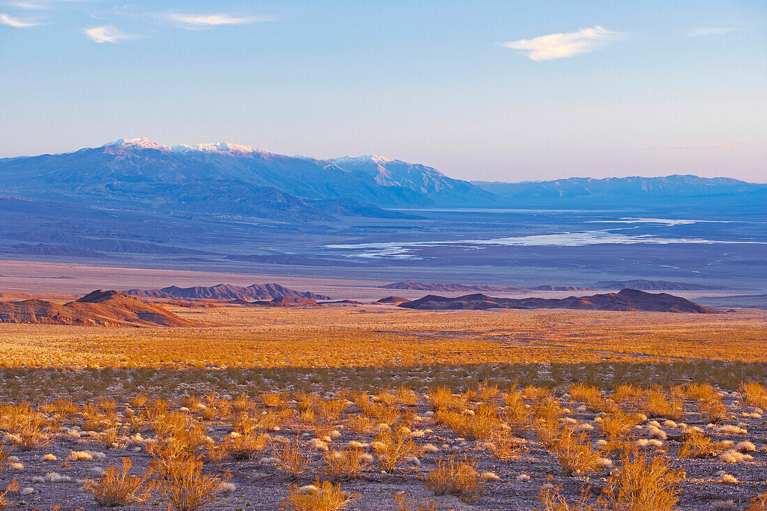 Blick auf Death Valley und Amargosa Range am Abend, Death Valley National Park, Kalifornien, USA, Amerika