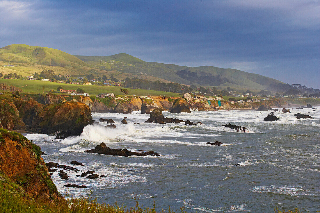 Häuser an Sonomas Küste bei Bodega Bay nach Erdrutsch, Pazifik, Sonoma, Highway 1, Kalifornien, USA, Amerika