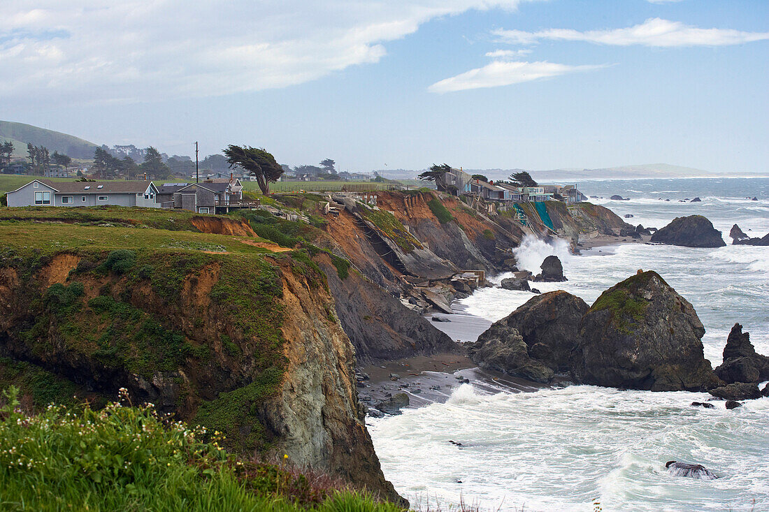 Häuser an Sonomas Küste bei Bodega Bay nach Erdrutsch, Pazifik, Sonoma, Highway 1, Kalifornien, USA, Amerika