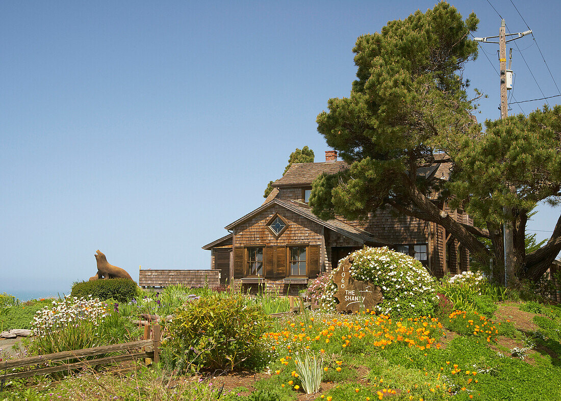 Holzhaus mit Garten in Navarro, Mendocino, Kalifornien, USA, Amerika