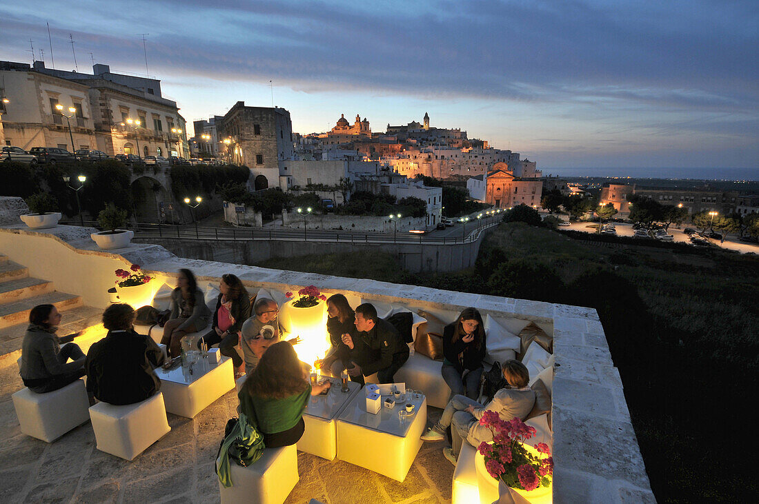 Altstadt von Ostuni mit Café im Abendlicht, Apulien, Italien