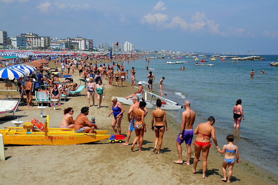 Leute am Strand von Cattolica, Adriaküste, Emilia Romagna, Italien