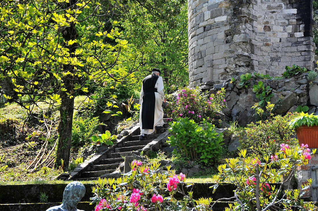 Mönch in der Abbazia di Piona, Ostseite, Comer See, Lombardei, Italien