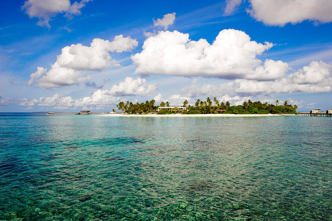 Insel unter Wolkenhimmel, Park Hyatt Maldives Hadahaa, Gaafu Alifu Atoll, North Huvadhoo Atoll, Malediven