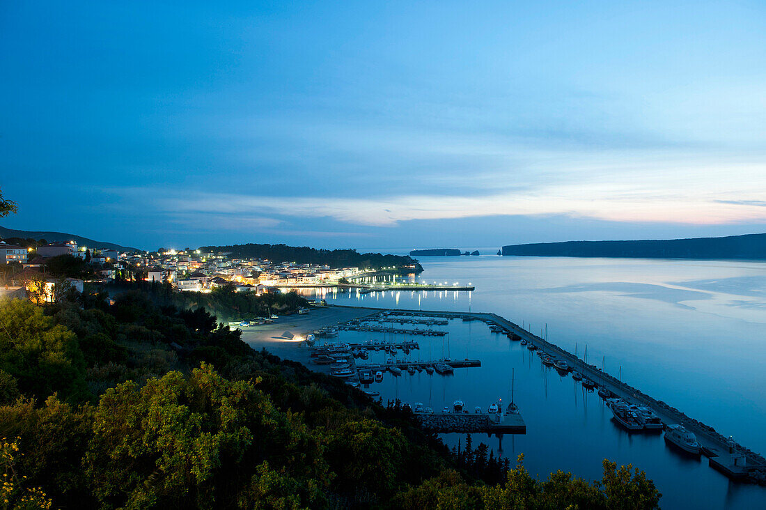 Der Hafen von Pylos und die Insel Sfaktiria am Abend, Pylos, Ionisches Meer, Peloponnes, Griechenland, Europa