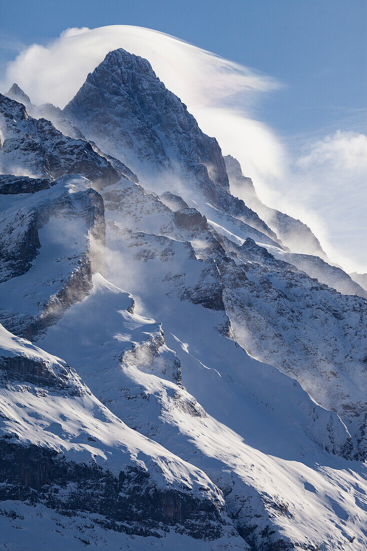 Sturmwind bildet eine typische Föhnhaube um den Gipfel des Schreckhorn, Grindelwald, Jungfrauregion, Berner Oberland, Kanton Bern, Schweiz, Europa