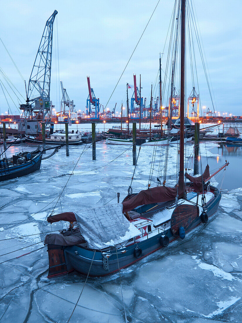 Frozen Elbe river at the harbour museum Oevelgoenne in the evening, Hanseatic City of Hamburg, Germany, Europe