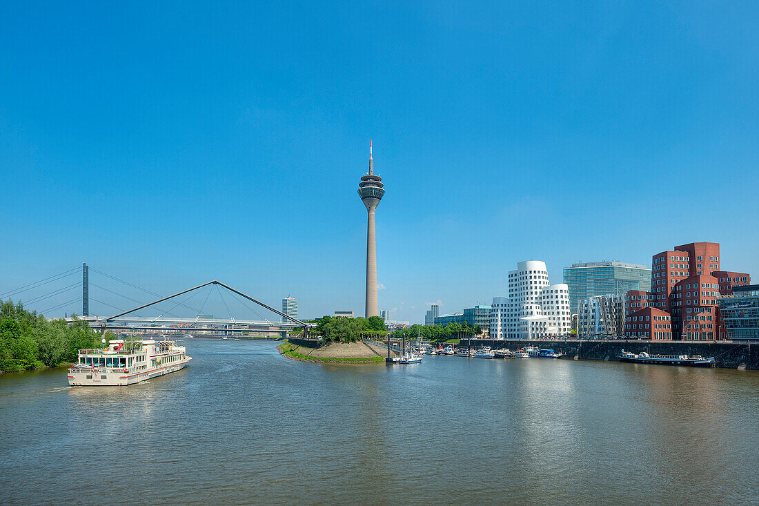Blick auf den Neuen Zollhof mit Gehry Bauten, Medienhafen, Düsseldorf, Nordrhein-Westfalen, Deutschland, Europa
