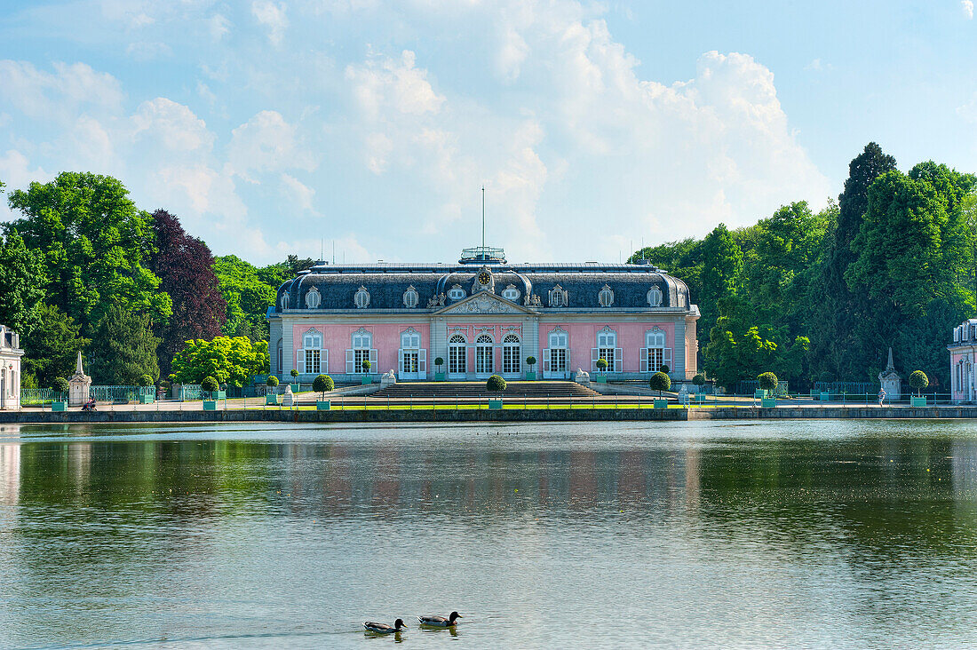 Blick auf Schloß Benrath, Düsseldorf, Nordrhein-Westfalen, Deutschland, Europa