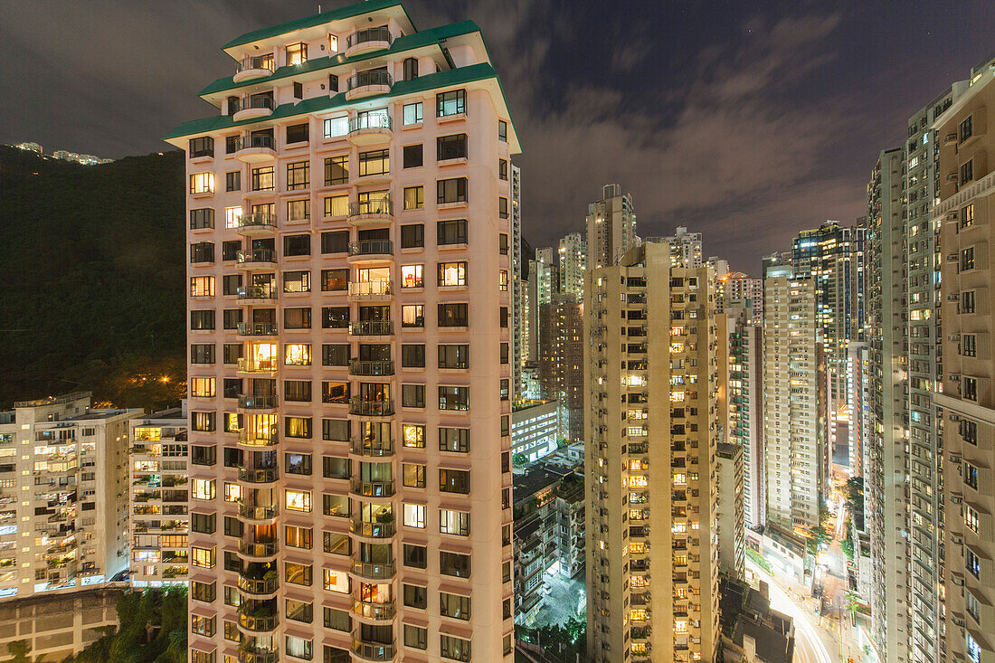 Hochhäuser in den Midlevels auf Hong Kong Island bei Nacht, Hongkong, China, Asien