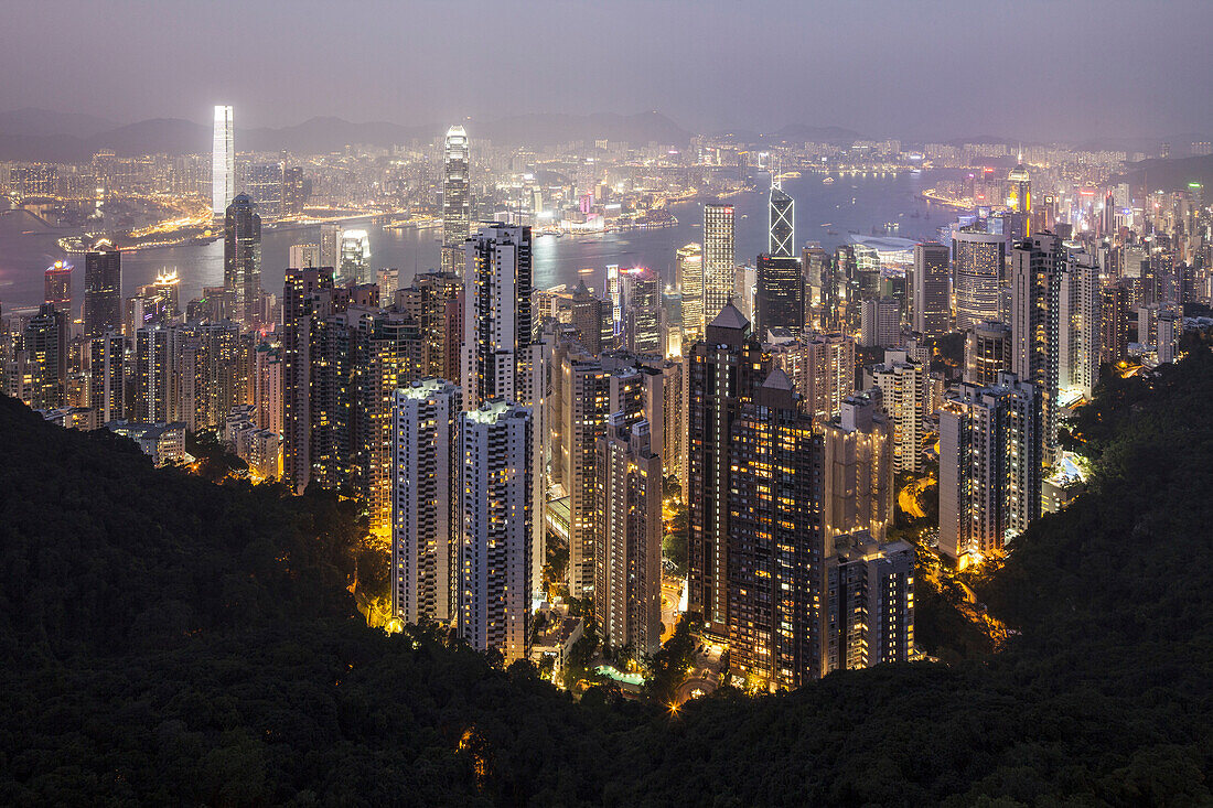 Blick vom Victoria Peak auf die Hochhäuser von Hong Kong Island und Kowloon bei Nacht, Hongkong, China, Asien