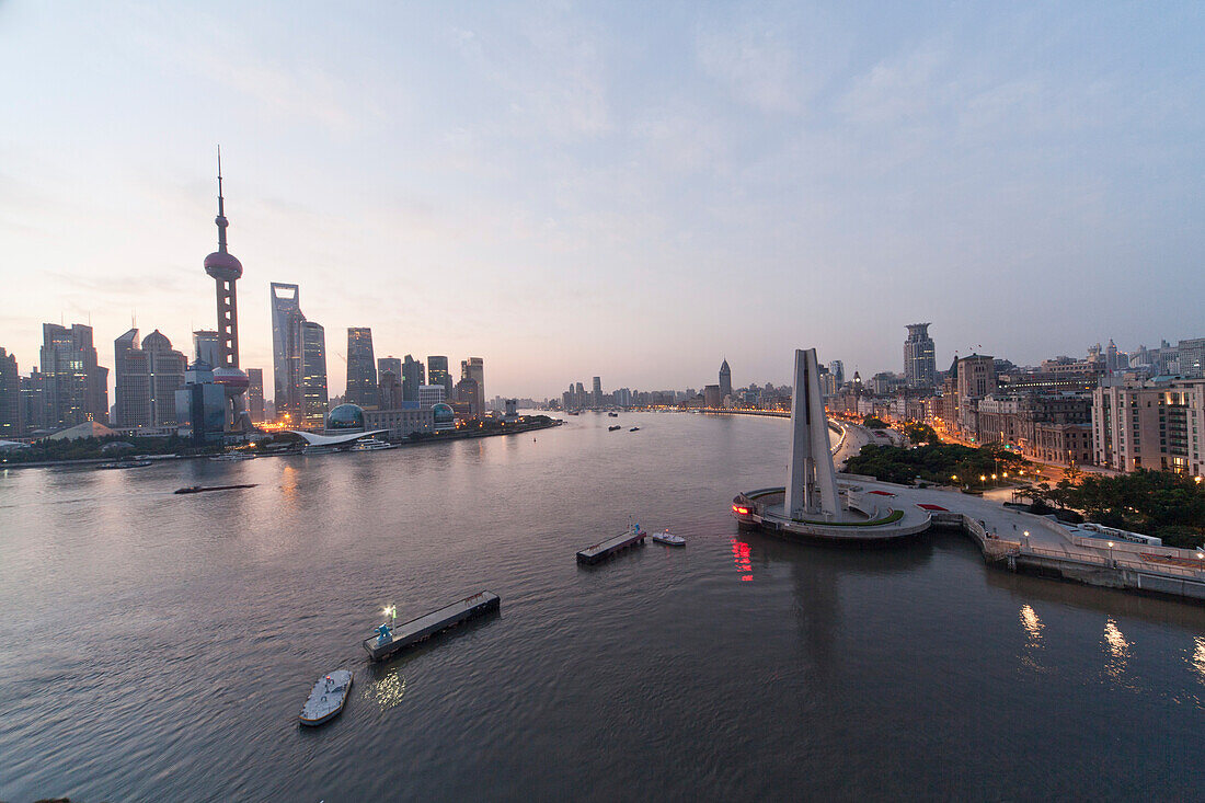 Skyline von Pudong am Huangpu Fluss bei Sonnenaufgang, Pudong, Shanghai, China, Asien