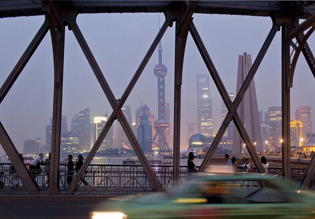 Waibaidu Brücke und Skyline bei Nacht, Shanghai, China, Asien