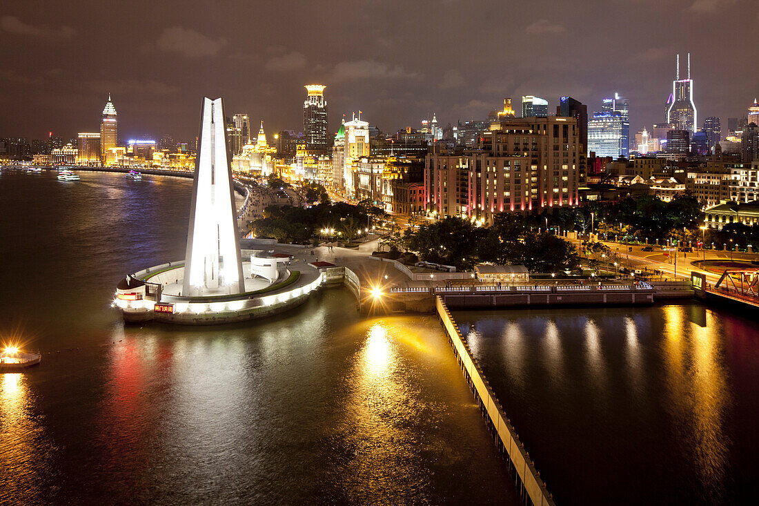 Blick über den Bund am Huangpu Fluss bei Nacht, Shanghai, Shanghai, China, Asien