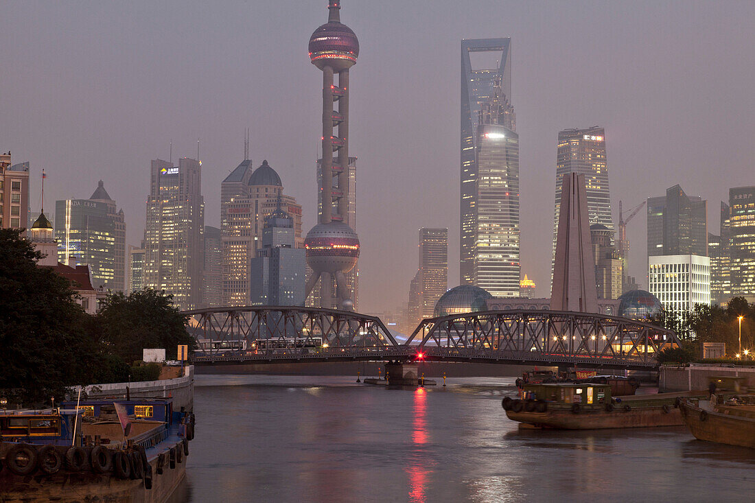 Blick auf Huangpu Fluss, Waibaidu Brücke und Skyline von Pudong bei Nacht, Shanghai, China, Asien