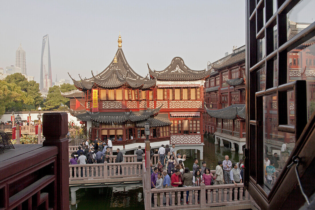 Menschen auf einer Brücke vor dem Huxinting Teehaus am Yu Yuan Garten, Shanghai, China, Asien