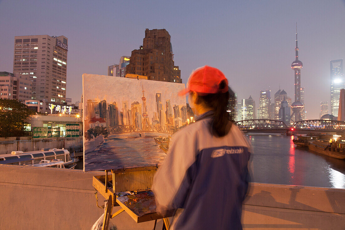 Malerin malt den Huangpu Fluss mit Waibaidu Brücke und Skyline von Pudong, Shanghai, China, Asien