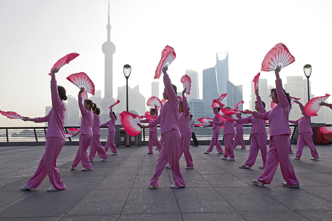 Morgengymnastik, Frauen beim Fächertanz am Bund am Morgen, Shanghai, China, Asien