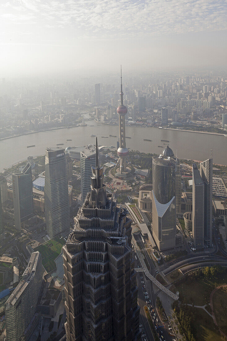 Blick von der Aussichtsplattform des Shanghai World Financial Center über Shanghai und Huangpu Fluss, Pudong, Shanghai, China, Asien
