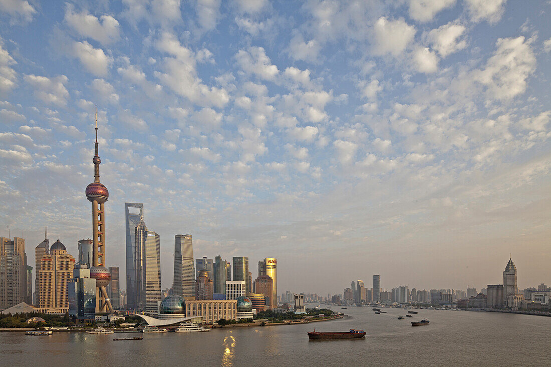 Skyline von Pudong am Huangpu Fluss unter Wolkenhimmel, Pudong, Shanghai, China, Asien