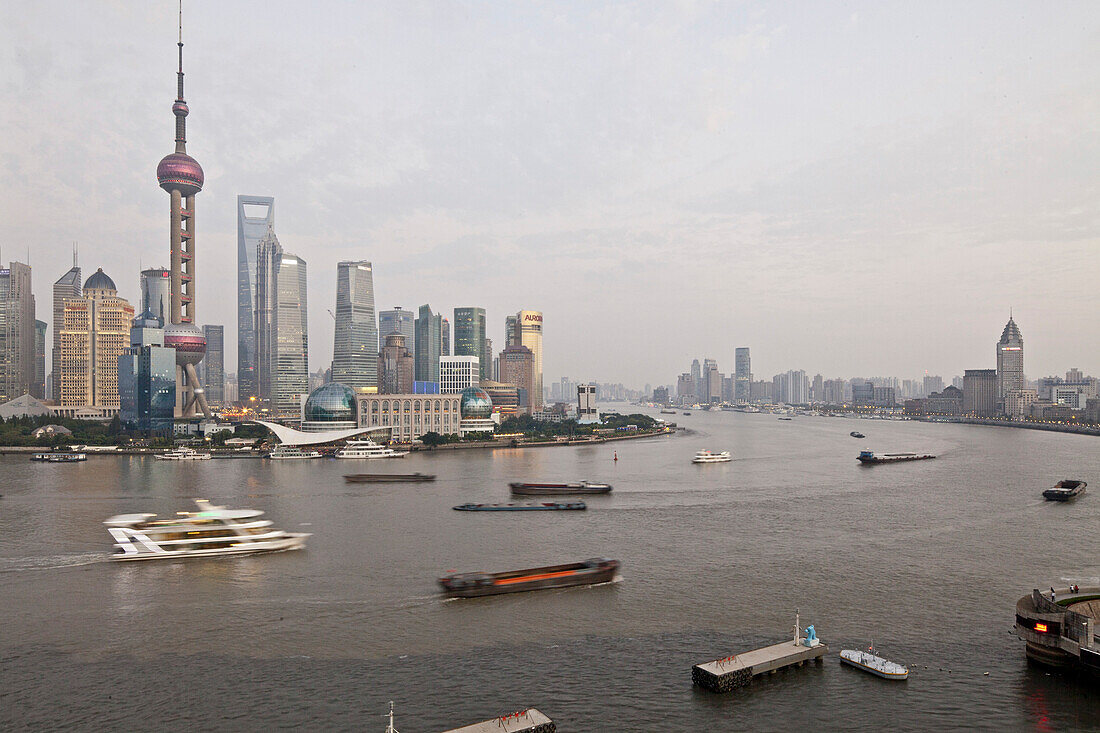 Skyline von Pudong am Huangpu Fluss unter Wolkenhimmel, Pudong, Shanghai, China, Asien