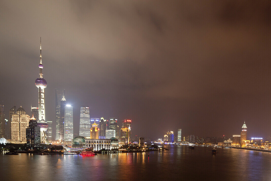Skyline von Pudong am Huangpu Fluss bei Nacht, Shanghai, China, Asien