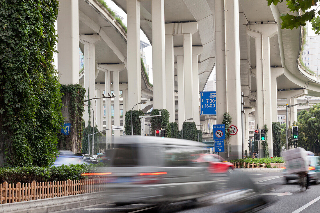 Blick auf Kreuzung der Stadtautobahn, Kreuzung von Chongqing Zhong Lu und Yan'an Dong Lu, Shanghai, China, Asien