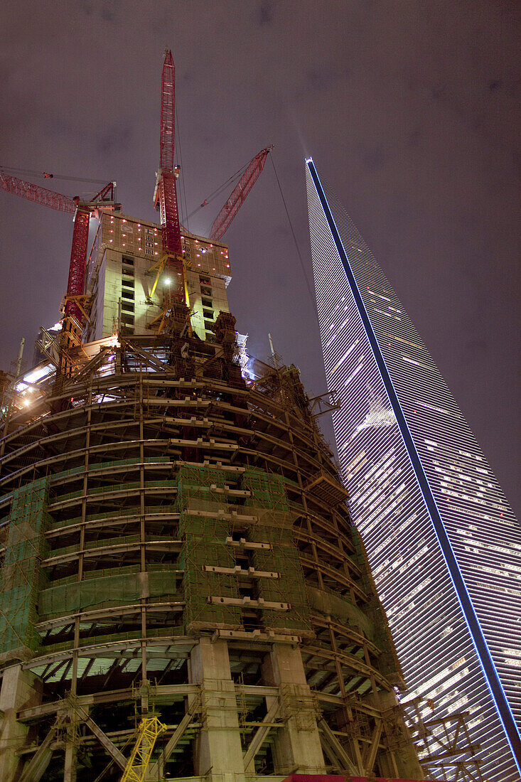 Baustelle des neuen Shanghai Tower neben dem Jin Mao Tower bei Nacht, Pudong, Shanghai, China, Asien