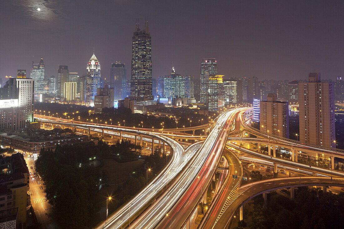 Kreuzung der Stadtautobahn Chongqing Zhong Lu und Yan'an Dong Lu bei Nacht, Shanghai, China, Asien