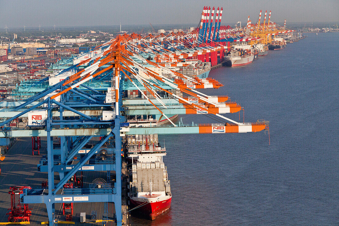 Luftbild Bremerhaven, im Containerhafen werden Frachter beladen, Verladekräne, Wesermündung, Bremerhaven, Bremen, Norddeutschland, Deutschland
