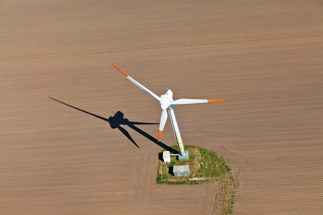 Luftbild von einem Windrad bei Cuxhaven, regenerative Energien, ökologisch, Cuxhaven, Niedersachsen, Deutschland