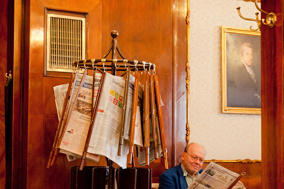 Zeitungsständer und Leser im Café Tomaselli, Café Tomaselli am Alter Markt, Belle Epoque, Kaffeekultur, Salzburg, Österreich