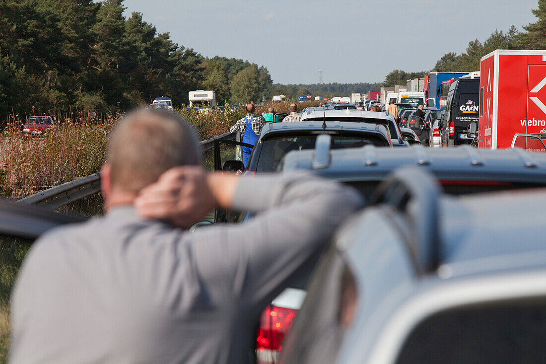 Autobahnstau  auf einem deutschen Autobahn, Autos stehen im Stau, Autofahrer sind ausgestiegen, Deutschland