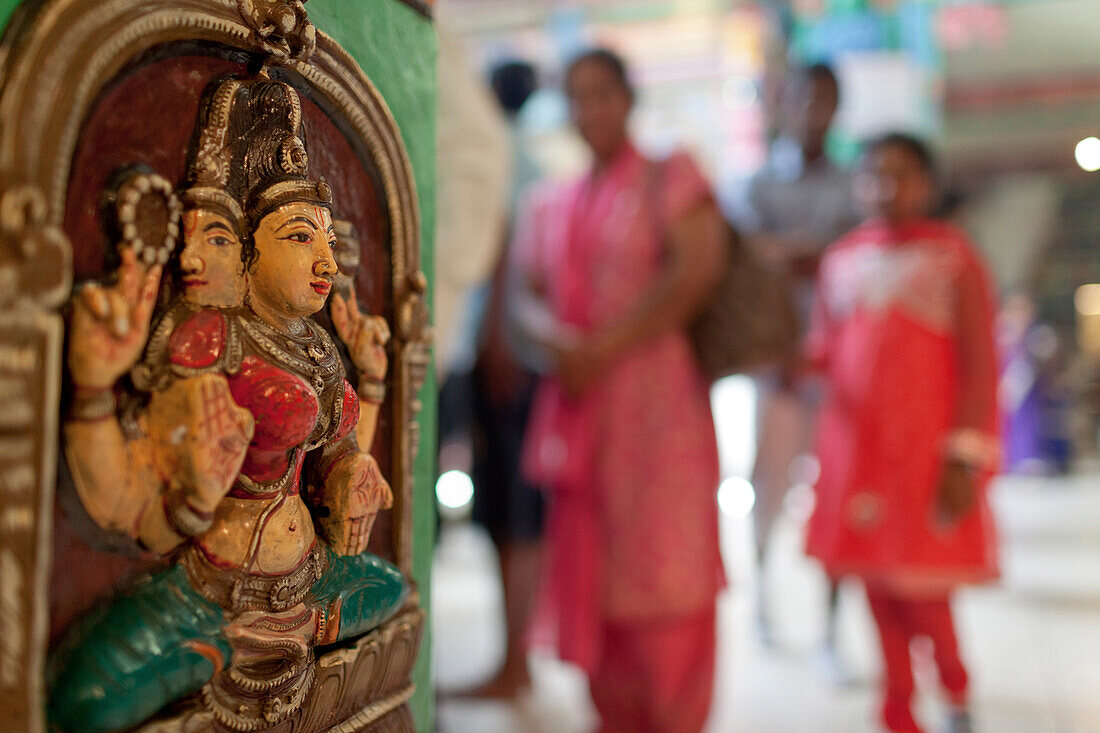 Sri Kamadchi Ampal Tempel in Hamm, Alljährlich Prozession vom Haupttempel der deutschen Tamilen zu einem Kanalstück unter der Autobahn A2, Szenen wie am heiligen Fluß Ganges, Bundesautobahnbrücke 493, rituelle Waschung im Kanal, Dravida-Tempel, Göttin Kam