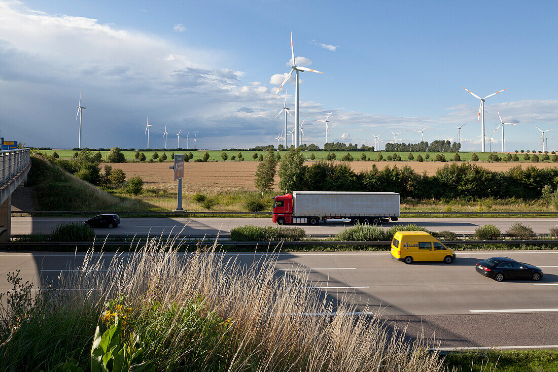 Windenergieanlage neben der Autobahn A2, LKW-Verkehr, A2 nach Berlin, Sachsen-Anhalt, Deutschland