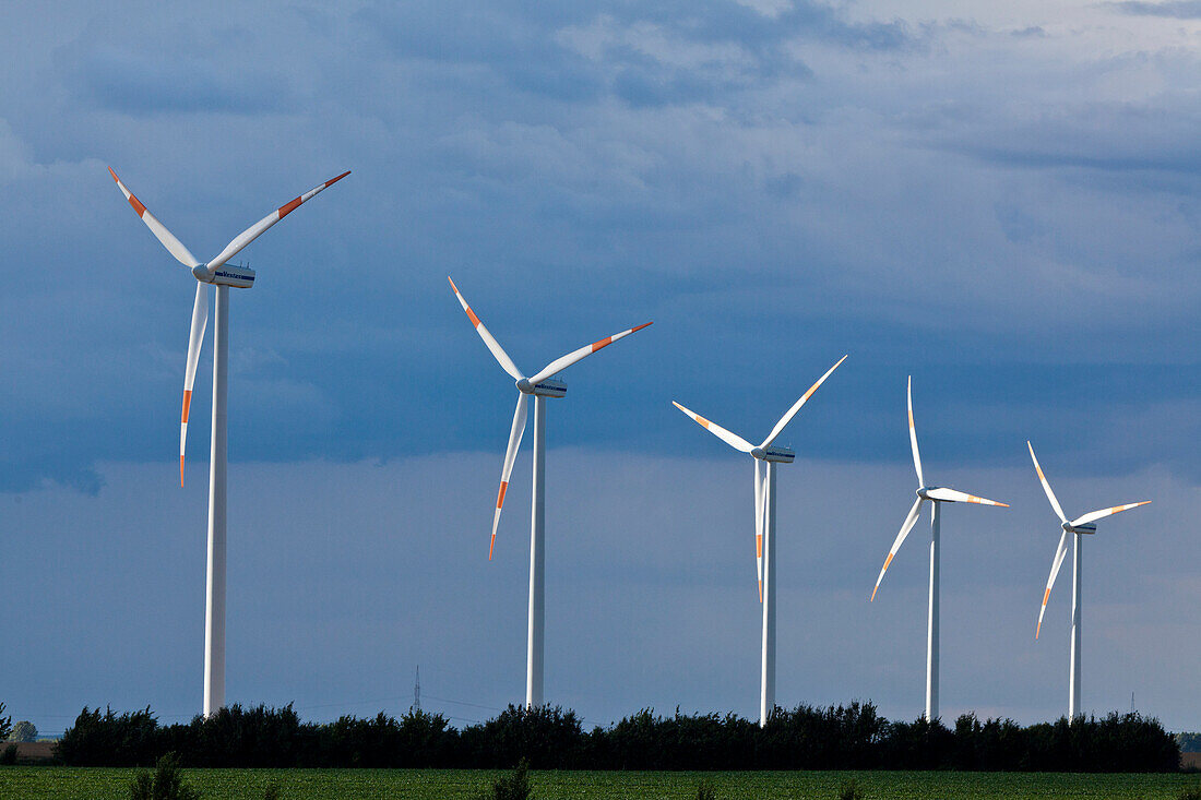 Windenergieanlage, Windpark neben der Autobahn A2 nach Berlin, Sachsen-Anhalt, Deutschland