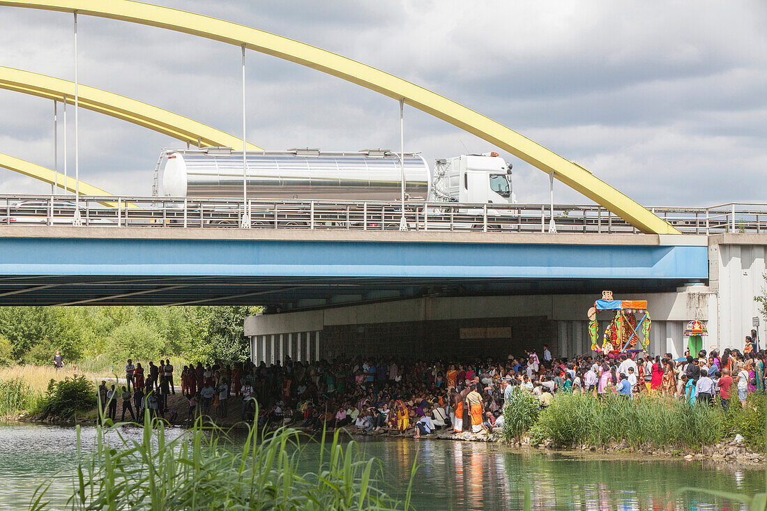 Alljährlich Prozession vom Haupttempel der deutschen Tamilen zu einem Kanalstück unter der Autobahn A2, Szenen wie am heiligen Fluß Ganges, Bundesautobahnbrücke 493, rituelle Waschung im Kanal, Dravida-Tempel, Göttin Kamadchi, Puja, Religionen in Deutschl