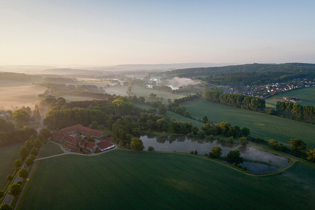 Luftaufnahme von Gut Astenbeck bei Derneburg im Morgennebel, Artist Georg Baselitz, Niedersachsen, Deutschland