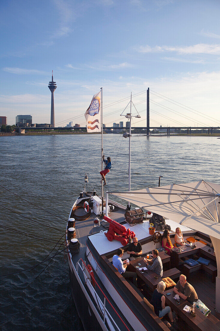 Restaurantschiff an der Rheinuferpromenade, Düsseldorf, Nordrhein-Westfalen, Deutschland, Europa
