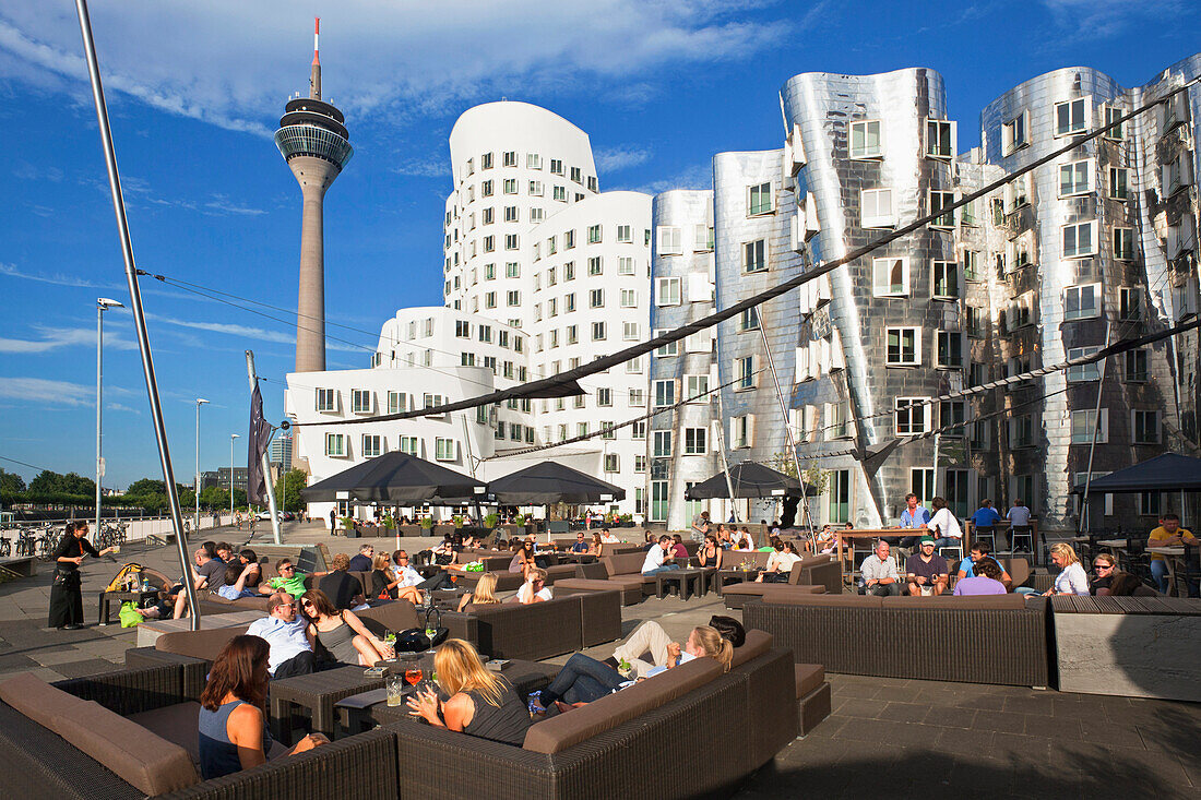 Restaurant am Neuen Zollhof vor den Gehry Bauten, Rheinturm, Medienhafen, Düsseldorf, Nordrhein-Westfalen, Deutschland, Europa