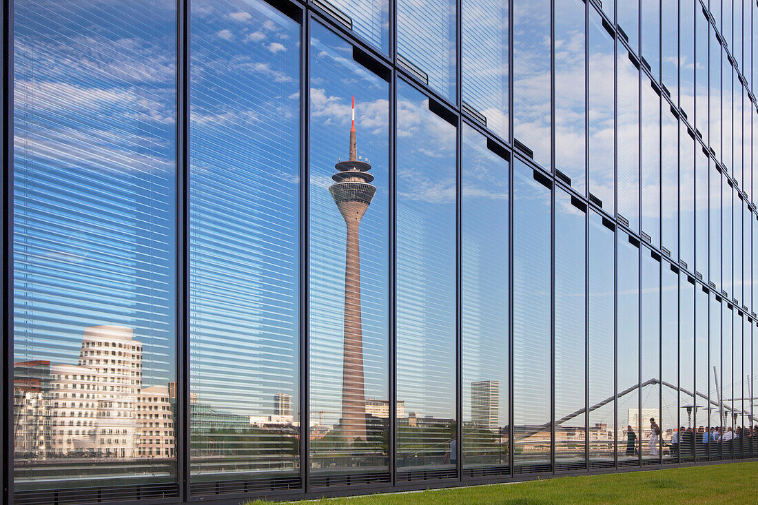 Rheinturm spiegelt sich in der Glasfassade eines Bürogebäudes, Medienhafen, Düsseldorf, Nordrhein-Westfalen, Deutschland, Europa