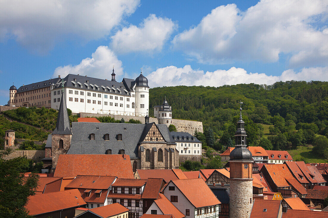 Blick über die Dächer der Altstadt auf Schloss und Saigerturm, Stolberg, Harz, Sachsen-Anhalt, Deutschland, Europa