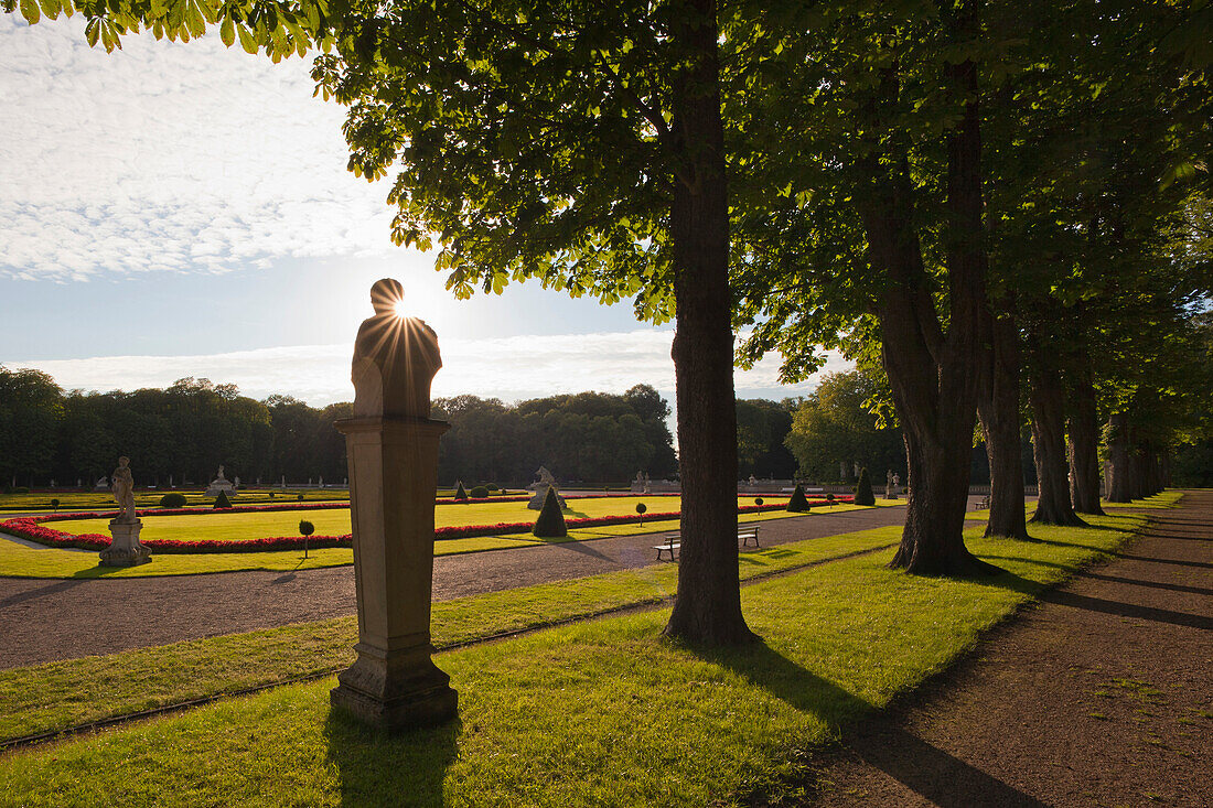 Allee mit antiken Götterfiguren und barocker Skulpturengarten auf der Venusinsel, Schloss Nordkirchen, Münsterland, Nordrhein- Westfalen, Deutschland, Europa