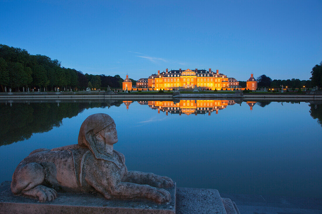 Sphinx an der Wassertreppe zum Teich und Schloss Nordkirchen bei Nacht, Münsterland, Nordrhein- Westfalen, Deutschland, Europa