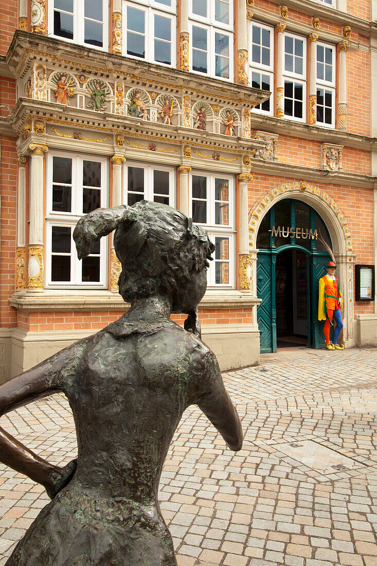 Skulptur vor dem Leisthaus, Rattenfängerfigur am Eingang, Hameln, Weserbergland, Niedersachsen, Deutschland, Europa