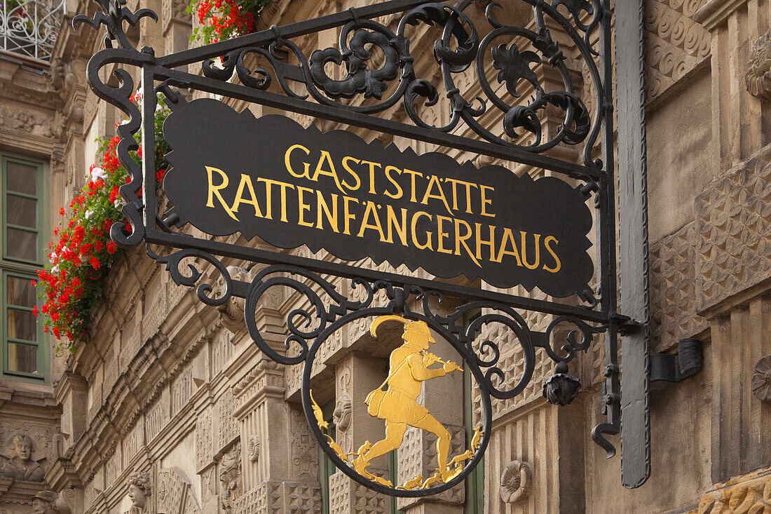 Rattenfängerhaus, sign at the House of the Pied Piper, Hamelin, Weser Hills, North Lower Saxony, Germany, Europe